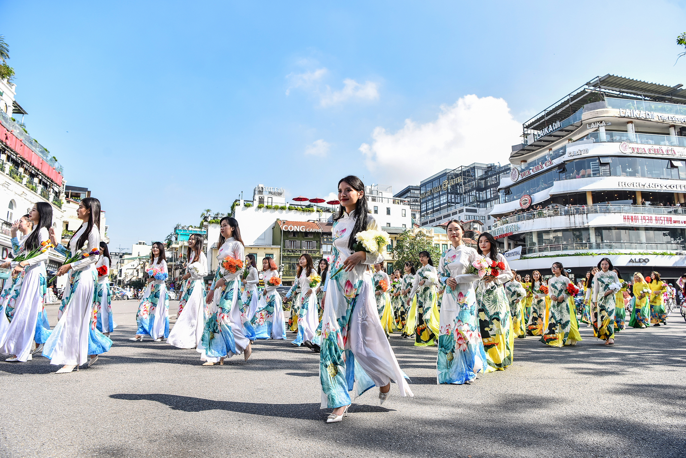 Các cô gái thướt tha trong tà áo dài, diễu hành trên đường phố trong khuôn khổ Festival Thu Hà Nội. (Ảnh: Lấy từ trang VnExpress)